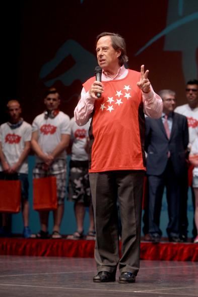 Gala FEMADDI - El alcalde García de Vinuesa dirigiéndose al público asistente al acto.