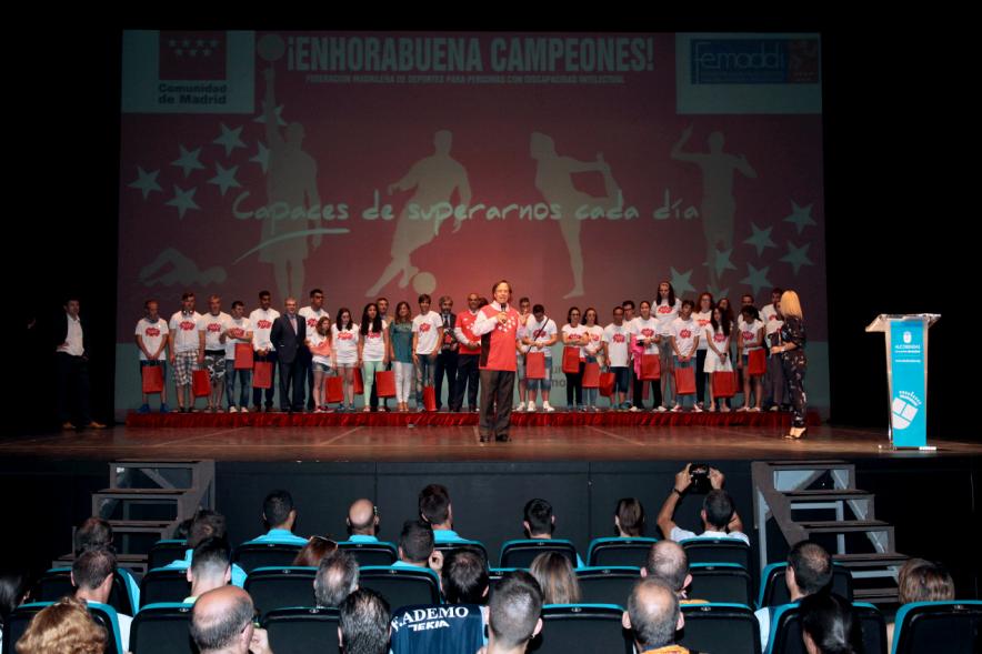 Gala FEMADDI - El alcalde García de Vinuesa dirigiéndose al público asistente al acto.