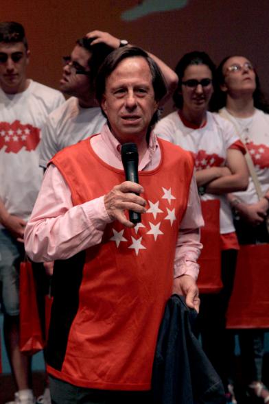 Gala FEMADDI - El alcalde García de Vinuesa dirigiéndose al público asistente al acto.