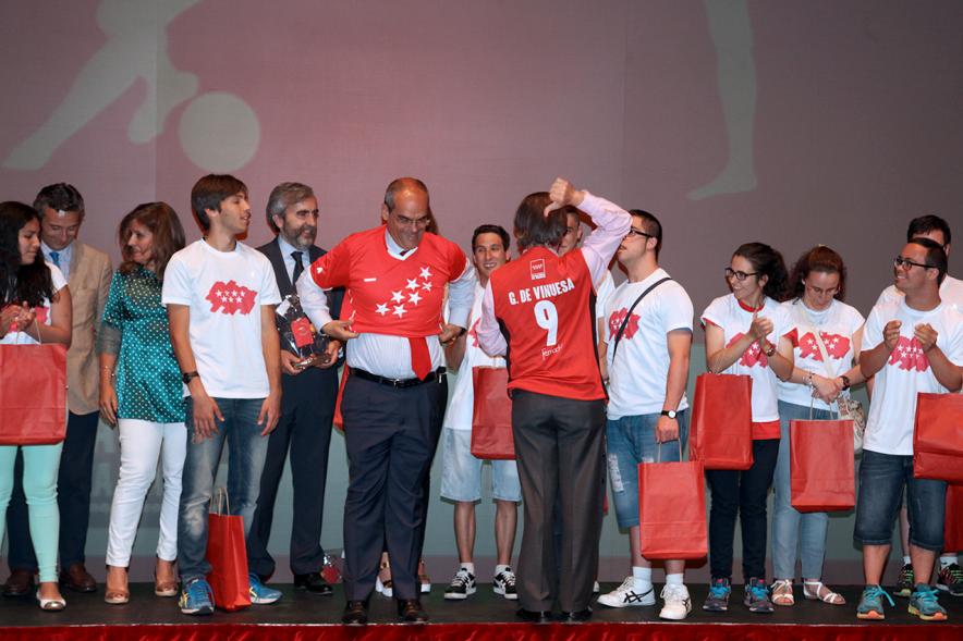 Gala FEMADDI - El alcalde García de Vinuesa dirigiéndose al público asistente al acto.