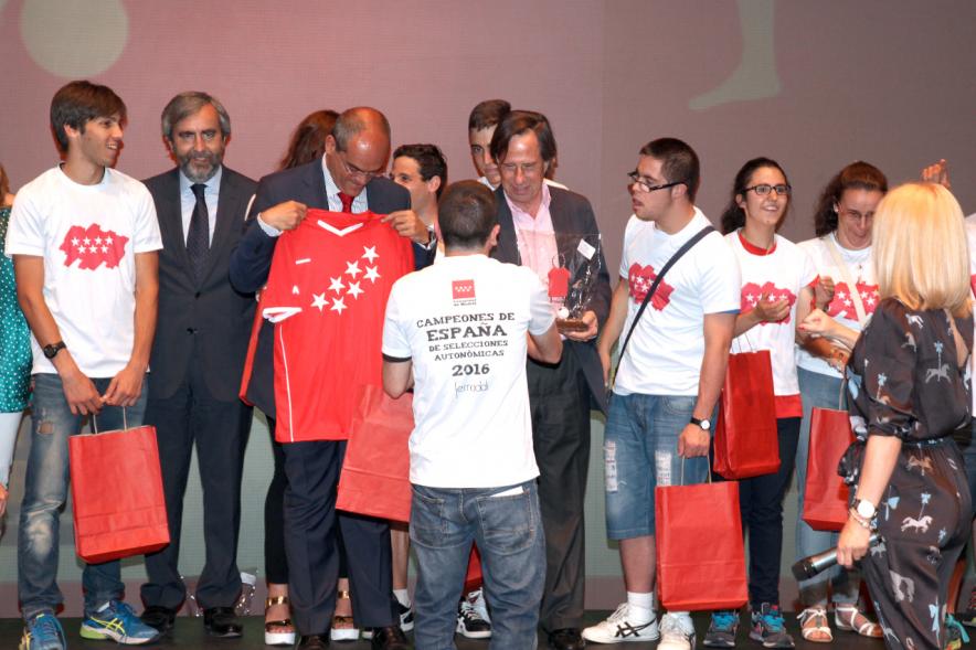 Gala FEMADDI - El alcalde García de Vinuesa en el escenario con los participantes al acto.