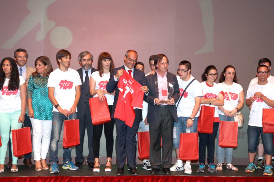 Gala FEMADDI - El alcalde García de Vinuesa en el escenario con los participantes al acto.
