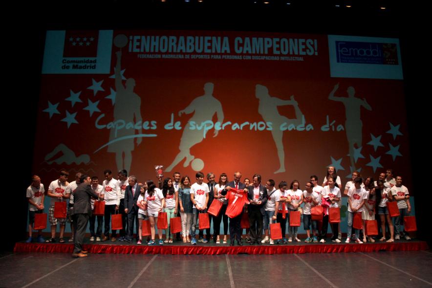 Gala FEMADDI - El alcalde García de Vinuesa en el escenario con los participantes al acto.