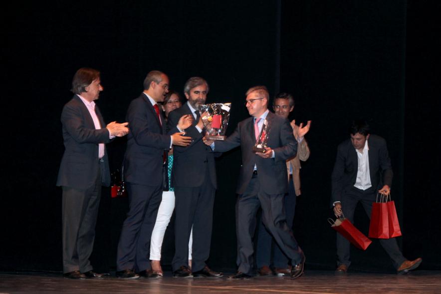 Gala FEMADDI - El alcalde García de Vinuesa en el escenario con los participantes al acto.