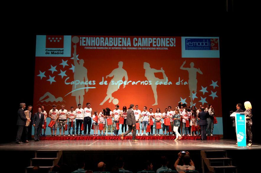 Gala FEMADDI - Imagen de personas en el escenario.