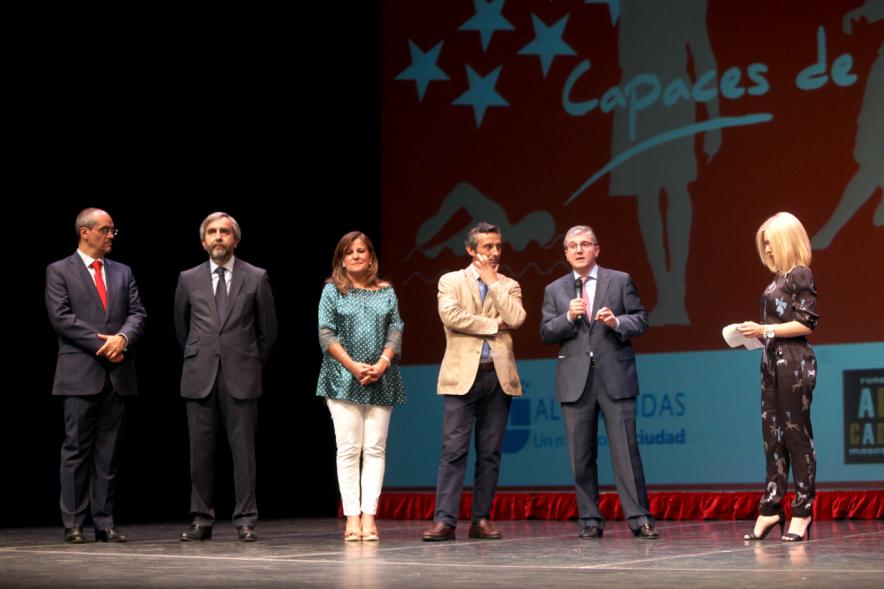 Gala FEMADDI - Imagen de personalidades en el escenario.