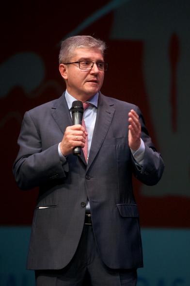 Gala FEMADDI - Imagen de una persona dirigiéndose al público asistente.