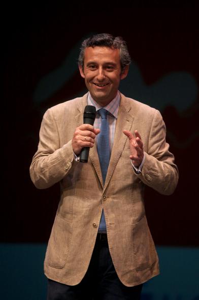 Gala FEMADDI - Imagen de una persona dirigiéndose al público asistente.