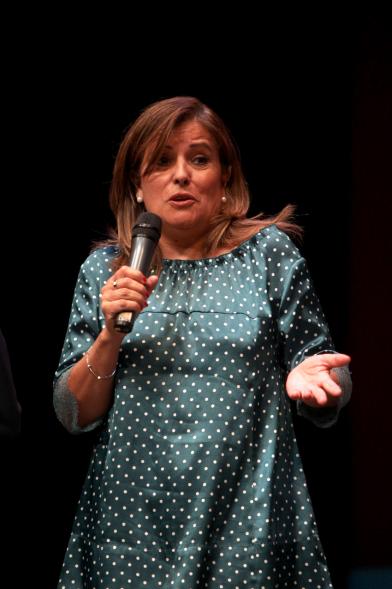 Gala FEMADDI - Imagen de una persona dirigiéndose al público asistente.
