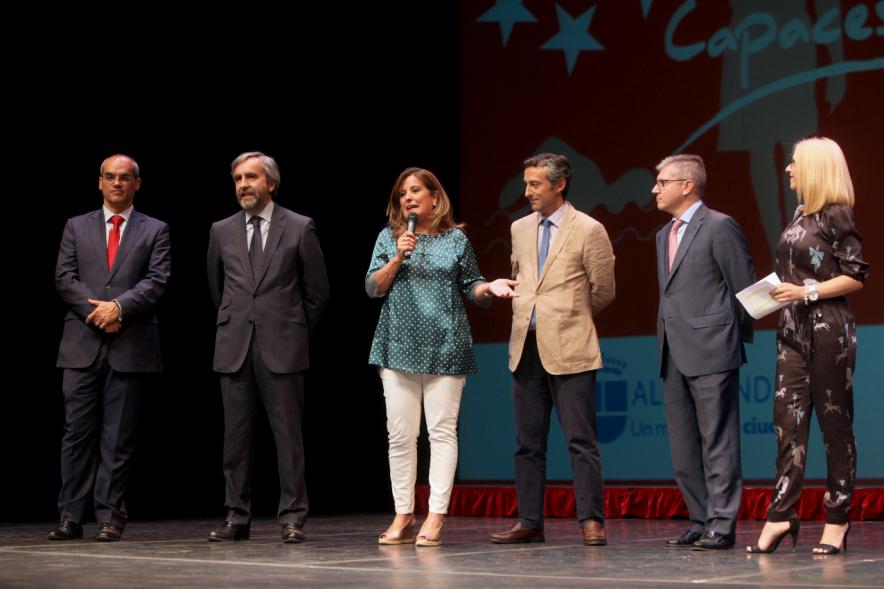 Gala FEMADDI - Imagen de personalidades en el escenario.