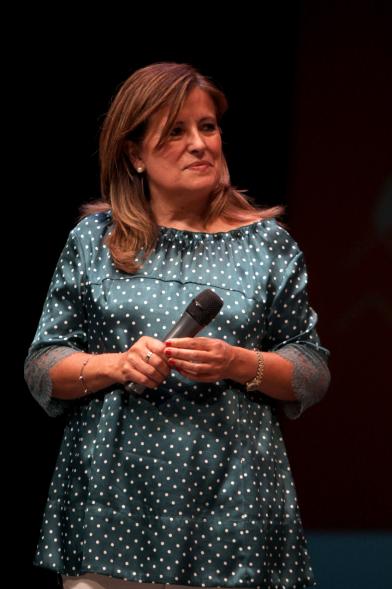 Gala FEMADDI - Imagen de una persona dirigiéndose al público asistente.
