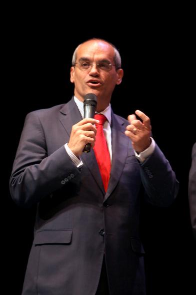 Gala FEMADDI - Imagen de una persona dirigiéndose al público asistente.