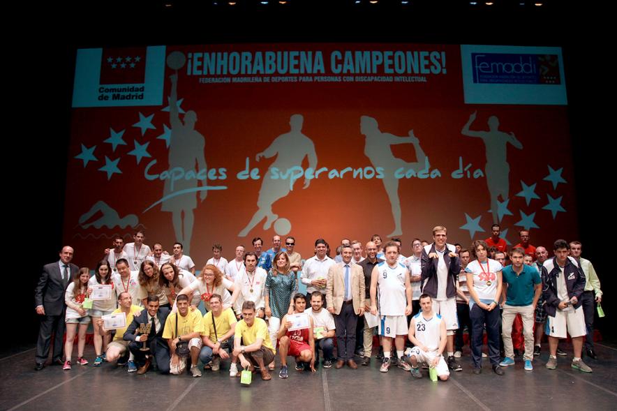 Gala FEMADDI - Imagen de personas en el escenario.