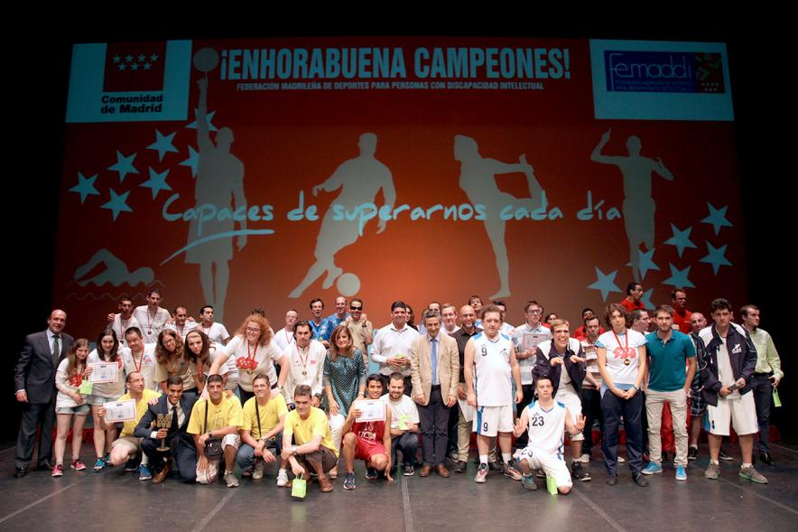 Gala FEMADDI - Imagen de personas en el escenario.
