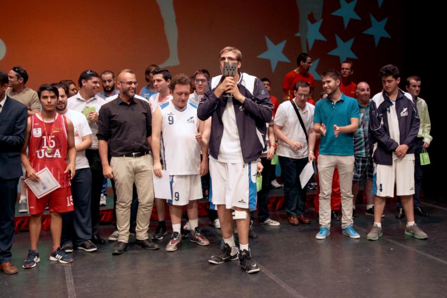 Gala FEMADDI - Imagen de personas en el escenario.