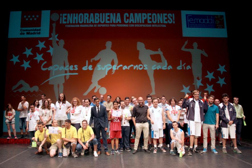 Gala FEMADDI - Imagen de personas en el escenario.