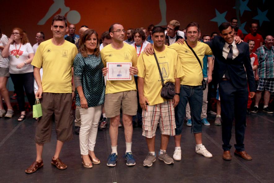 Gala FEMADDI - Imagen de personas en el escenario.