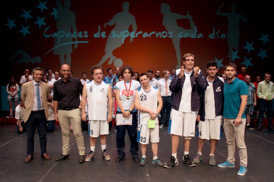 Gala FEMADDI - Imagen de personas en el escenario.