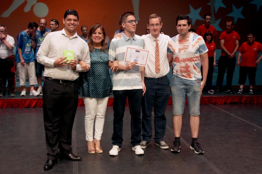 Gala FEMADDI - Imagen de personas en el escenario.