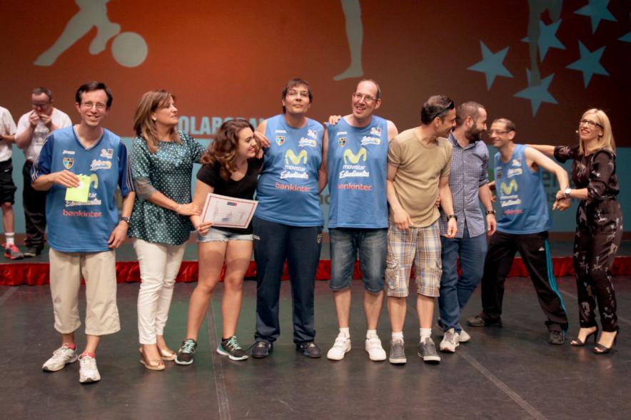 Gala FEMADDI - Imagen de personas en el escenario.