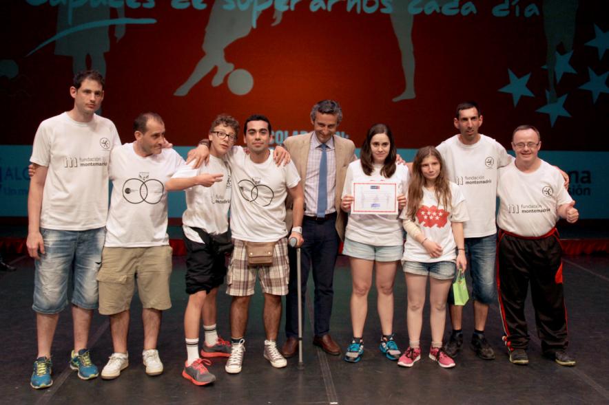 Gala FEMADDI - Imagen de personas en el escenario.