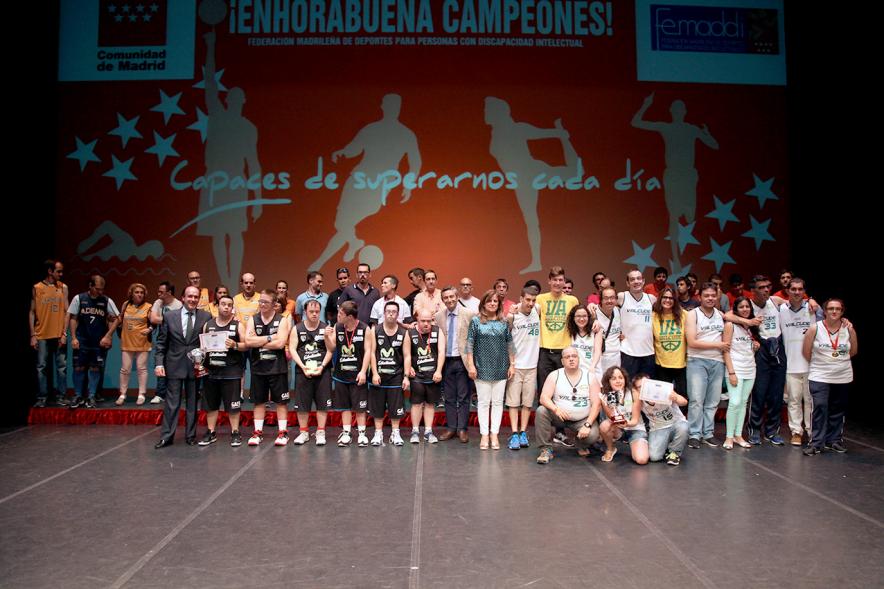 Gala FEMADDI - Imagen de personas en el escenario.