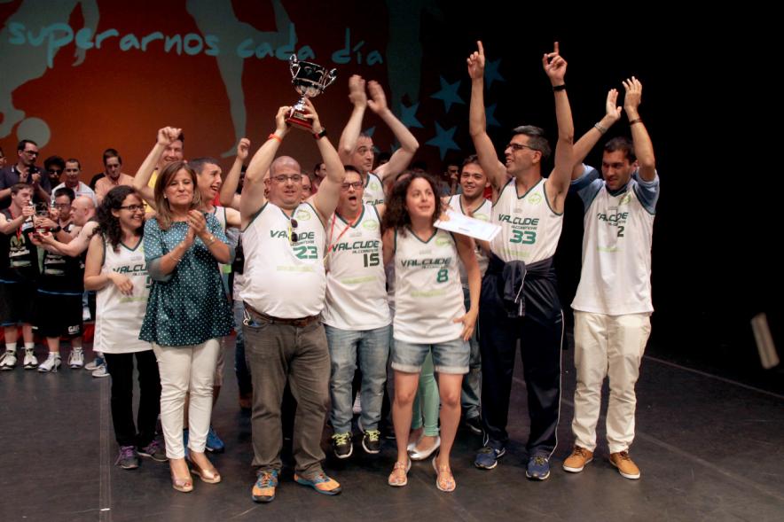 Gala FEMADDI - Imagen de personas en el escenario.