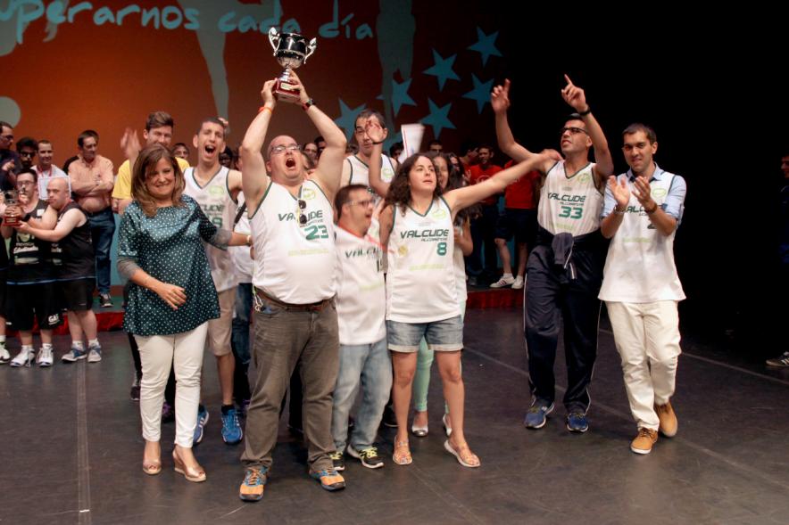 Gala FEMADDI - Imagen de personas en el escenario.