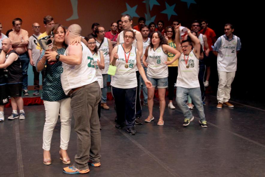 Gala FEMADDI - Imagen de personas en el escenario.