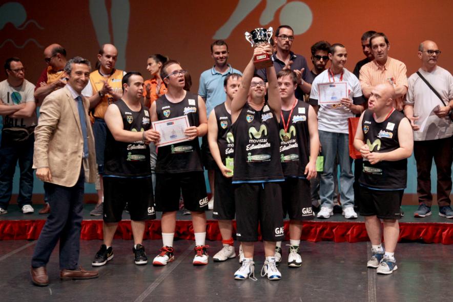 Gala FEMADDI - Imagen de equipo premiado en la gala.