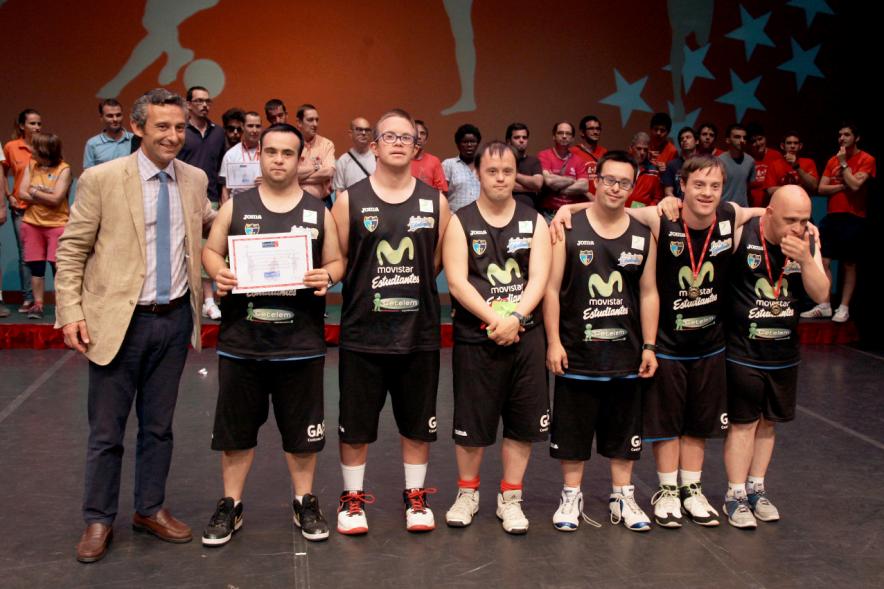 Gala FEMADDI -Imagen de equipo premiado en la gala.