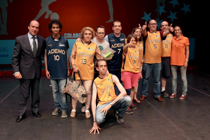 Gala FEMADDI - Imagen de equipo premiado en la gala.