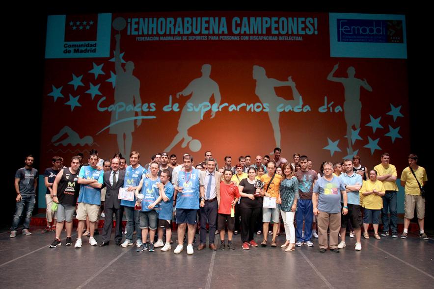 Gala FEMADDI - Imagen de personas en el escenario.