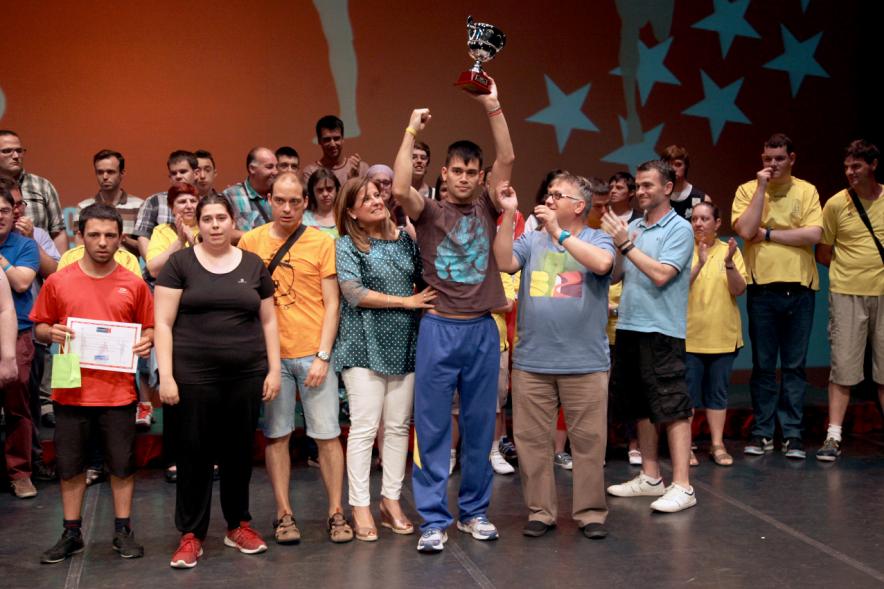 Gala FEMADDI - Imagen de personas en el escenario.