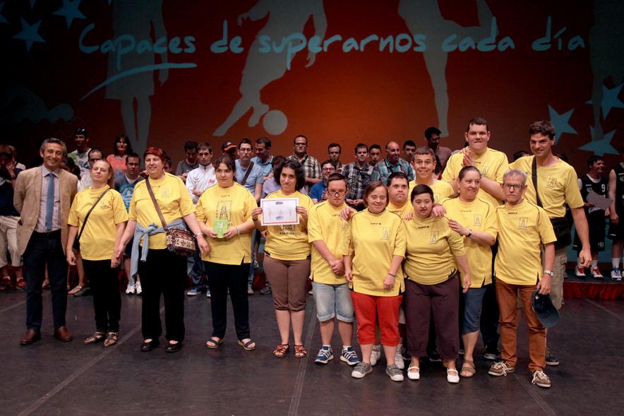 Gala FEMADDI - Imagen de equipo premiado en la gala.