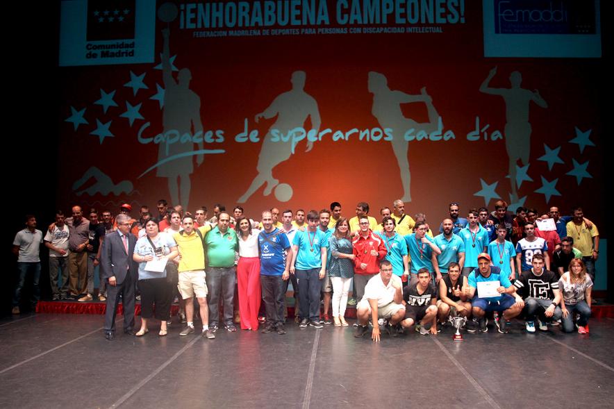 Gala FEMADDI - Imagen de personas en el escenario.