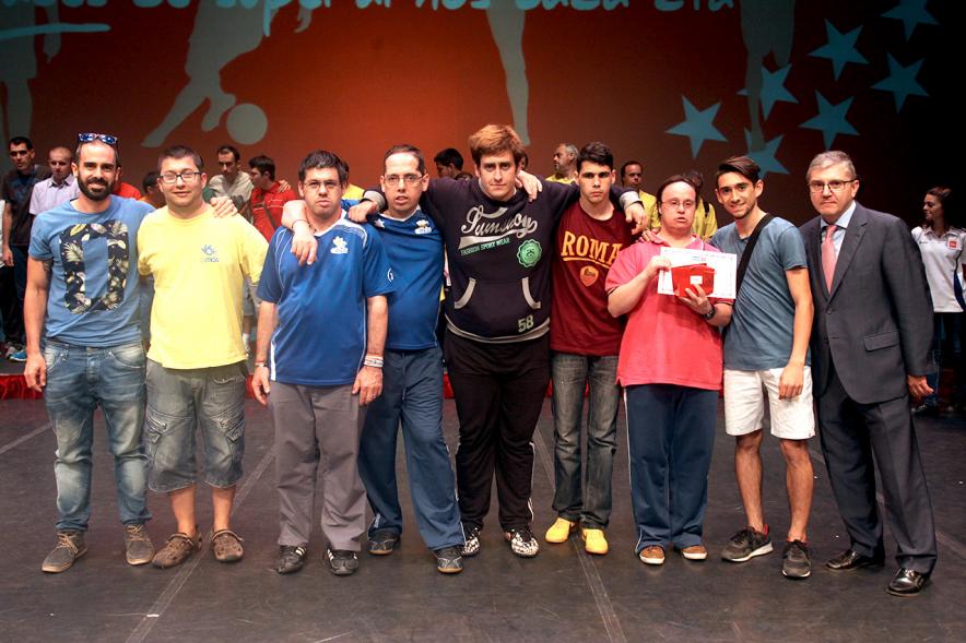 Gala FEMADDI - Imagen de personas en el escenario.