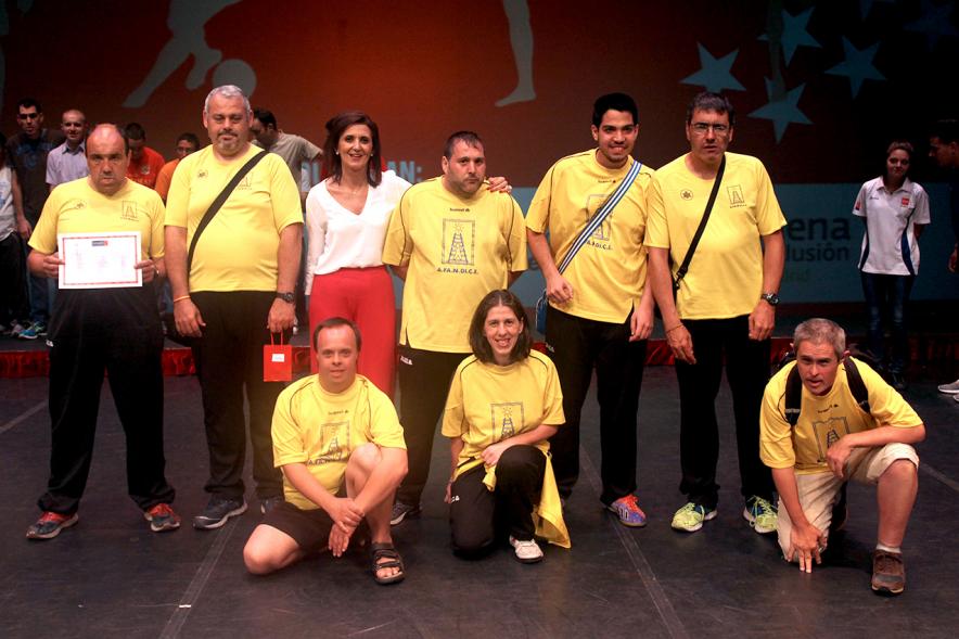 Gala FEMADDI - Imagen de personas en el escenario.