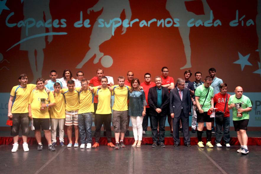 Gala FEMADDI - Imagen de personas en el escenario.