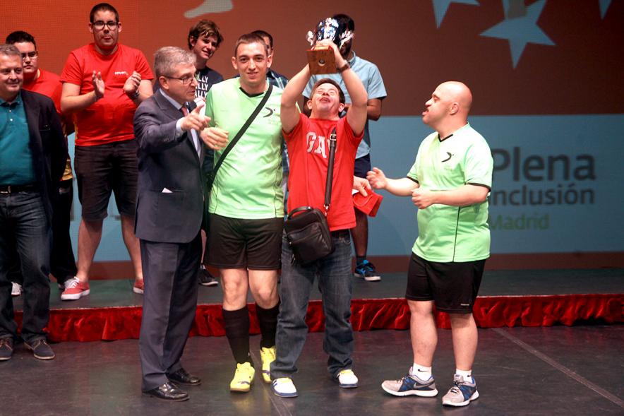 Gala FEMADDI - Imagen de personas en el escenario.