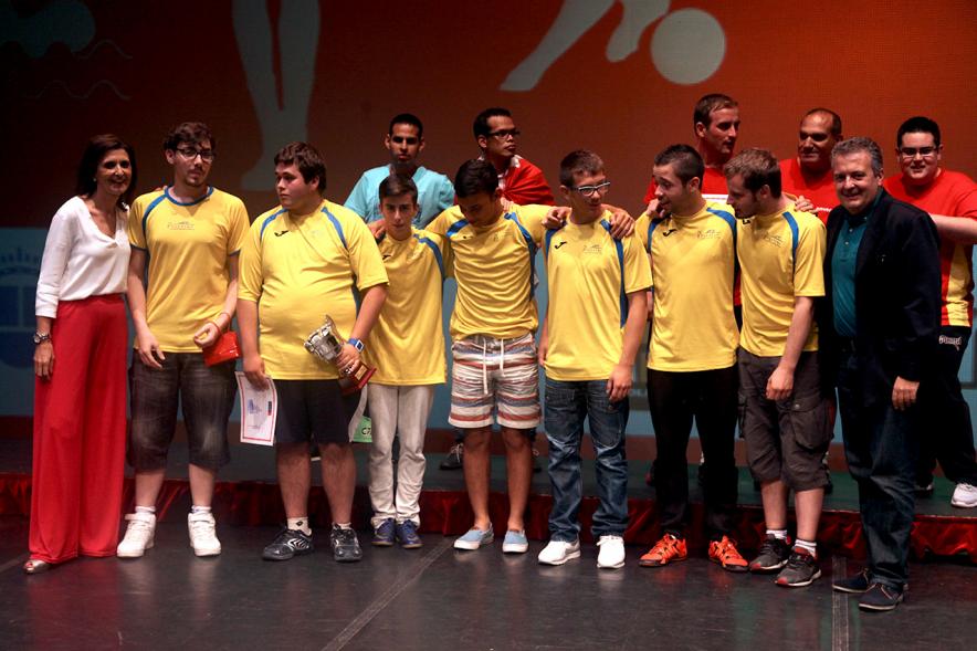 Gala FEMADDI - Imagen de personas en el escenario.