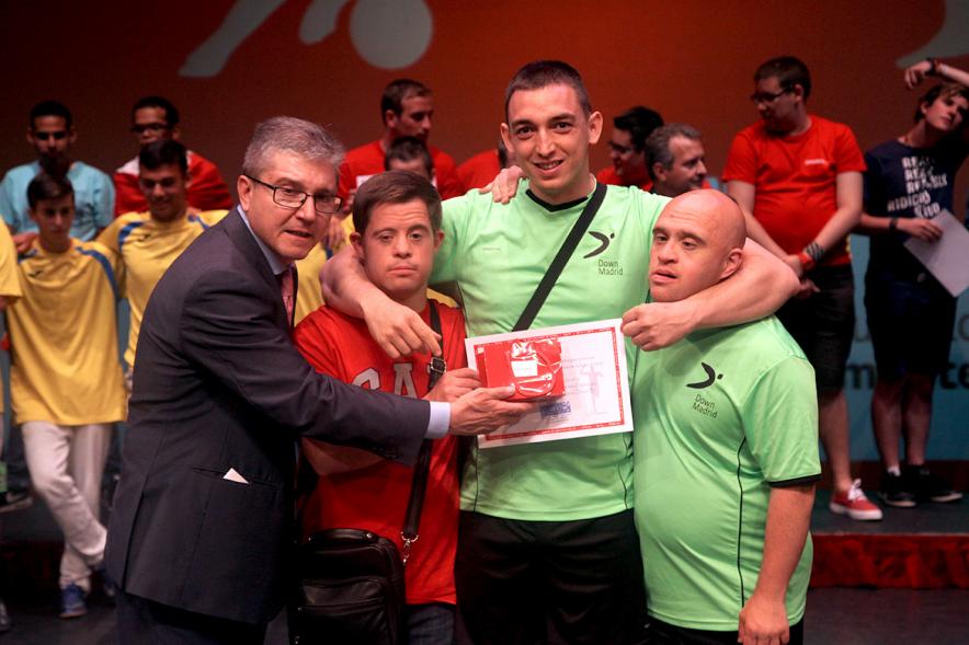 Gala FEMADDI - Imagen de personas en el escenario.