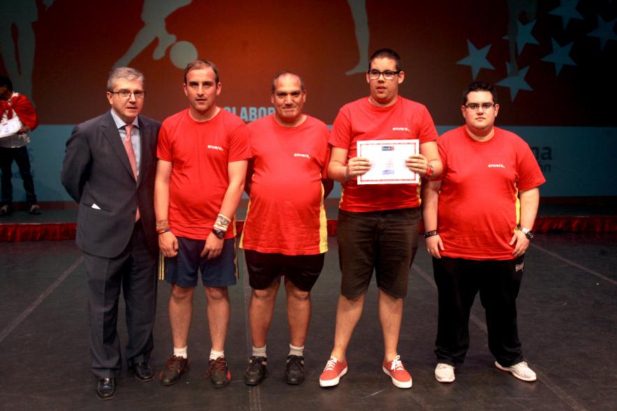 Gala FEMADDI - Imagen de personas en el escenario.