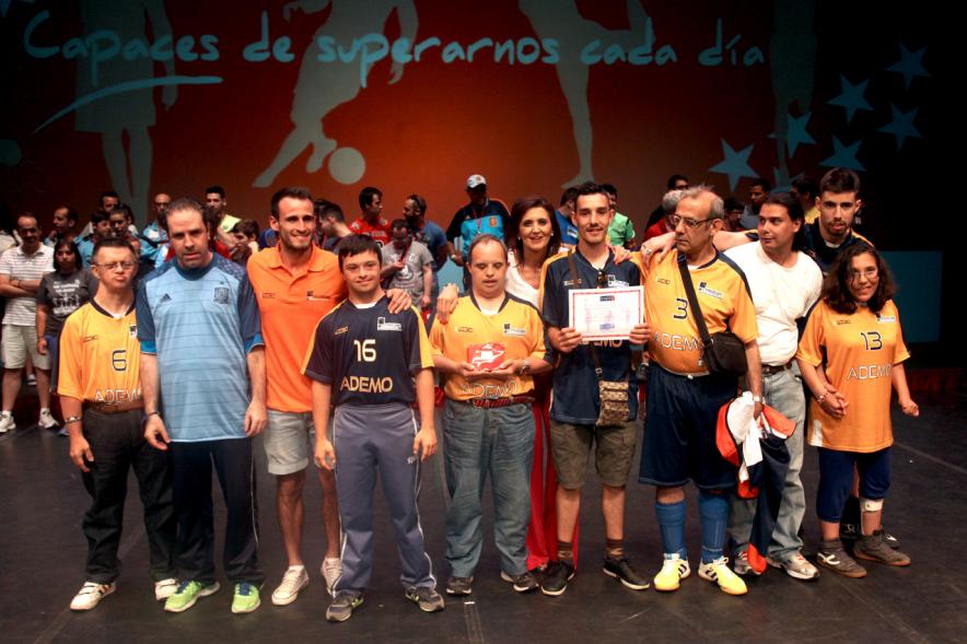 Gala FEMADDI - Imagen de personas en el escenario.