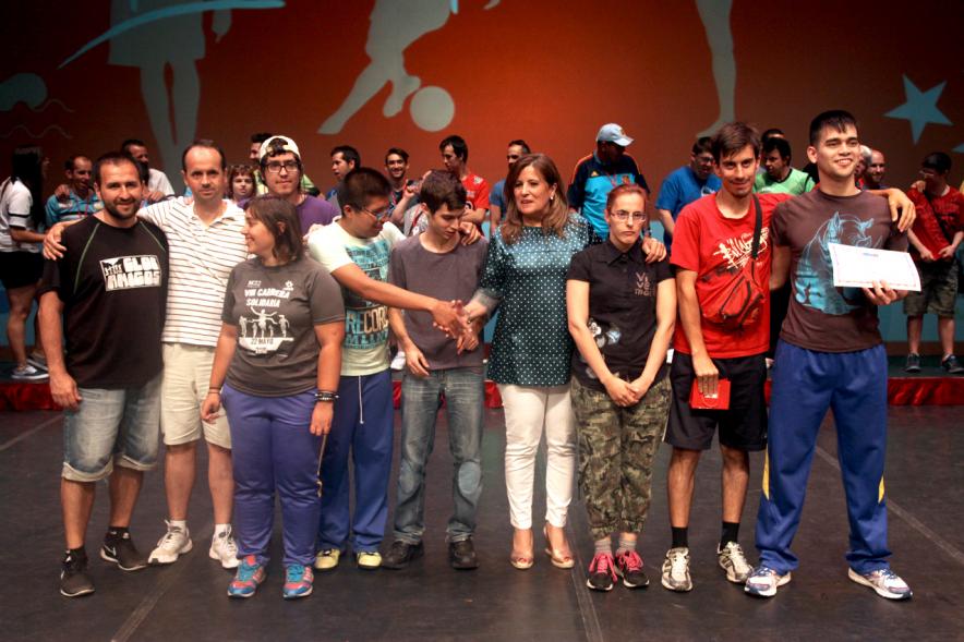 Gala FEMADDI - Imagen de personas en el escenario.