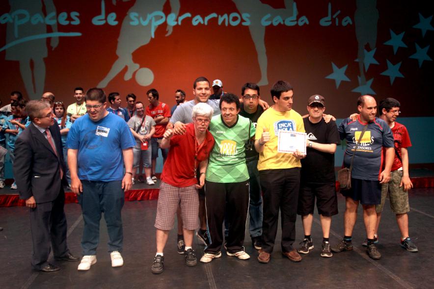 Gala FEMADDI - Imagen de personas en el escenario.