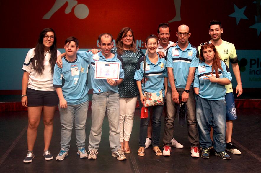 Gala FEMADDI - Imagen de personas en el escenario.