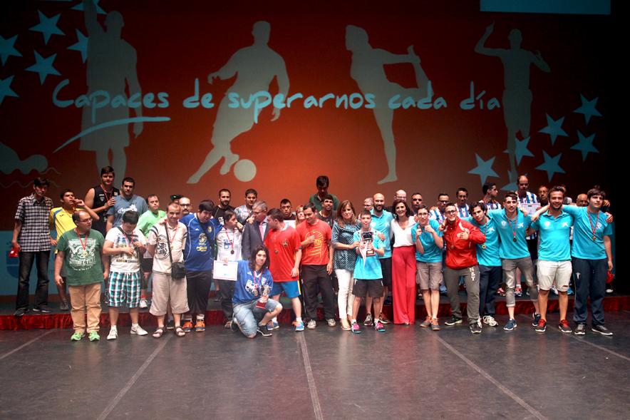 Gala FEMADDI - Imagen de personas en el escenario.