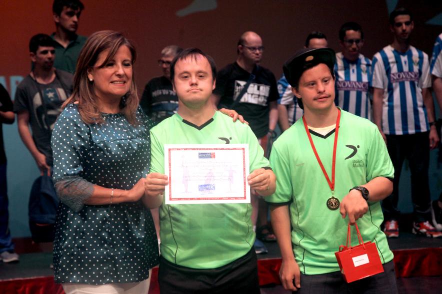 Gala FEMADDI - Imagen de personas en el escenario.