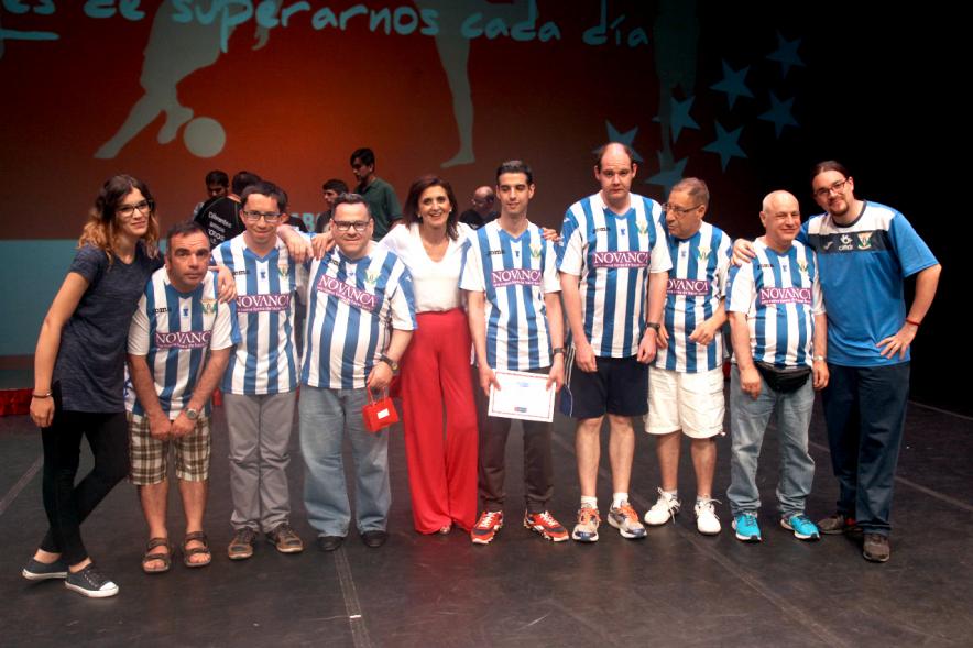 Gala FEMADDI - Imagen de personas en el escenario.